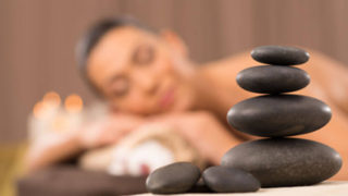 Une femme qui profite du bien-être avec un massage naturiste